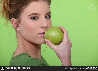 woman eating an apple