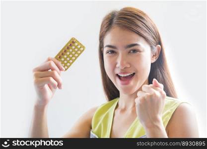 Woman hand holding a contraceptive pa≠l prevent p®nancy