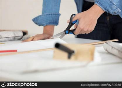 woman hand using a small scissors