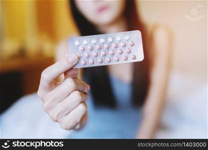 Woman is eating contraceptives before sex, prevent premature pregnancy