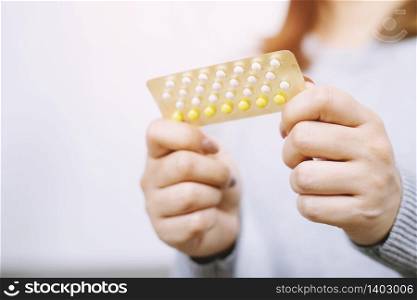 Woman is eating contraceptives before sex, prevent premature pregnancy