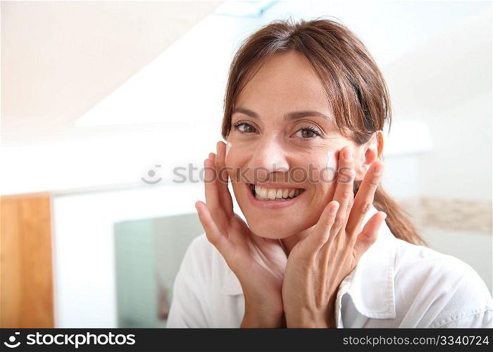 Woman moistuizing her body
