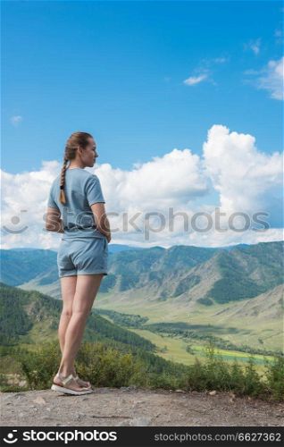 Woman portrait in he mountains. Woman ton mountine