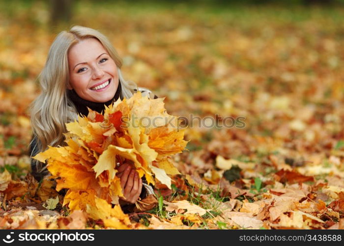 woman portret in autumn leaf close up