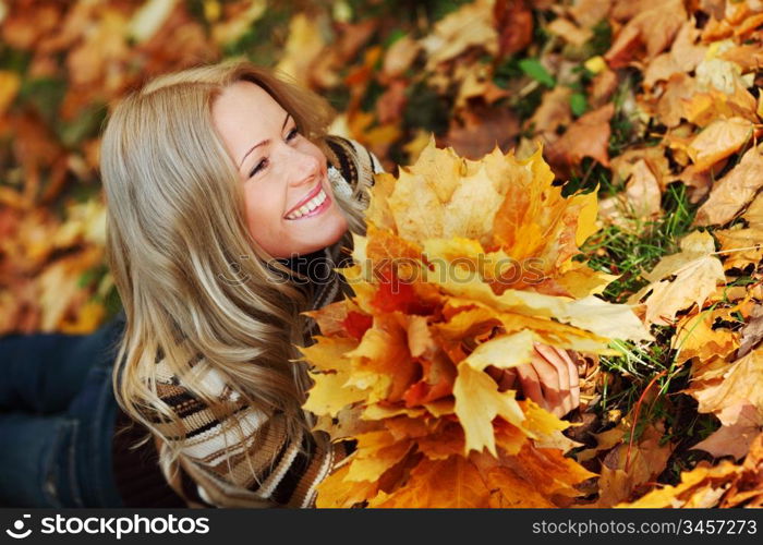 woman portret in autumn leaf close up