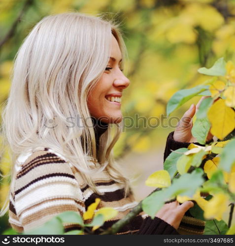 woman portret in autumn leaf close up