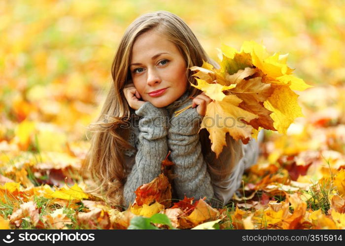 woman portret in autumn leaf close up