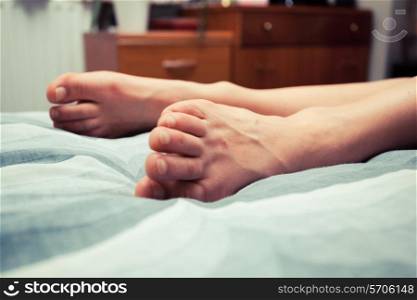Woman&rsquo;s feet on bed