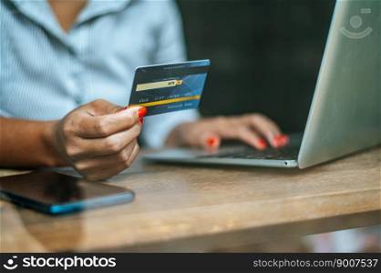woman sat with a laptop and paid with a credit card