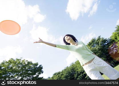 Woman throwing a frisbeee