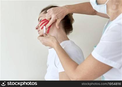 woman undergoing therapy with physiologist