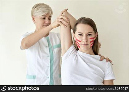 woman undergoing therapy with physiologist 2