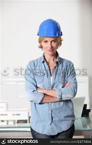 Woman weaing a hard hat