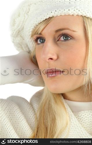 Woman wearing a sweater and a knitted hat