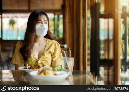 woman with a face mask in the restaurant