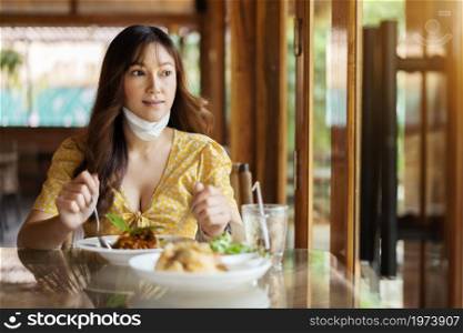 woman with a face mask in the restaurant