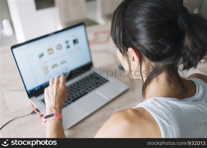 Woman with laptop working at home. Marta Rodriguez.jpg