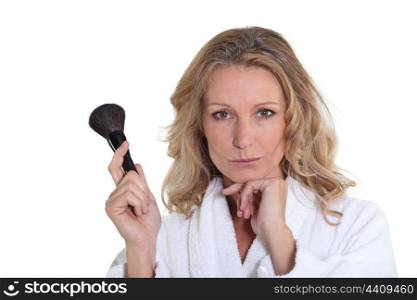 Womanholding make-up brush