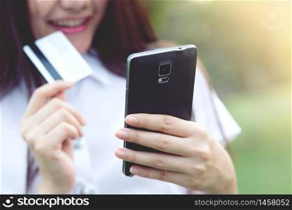 Women order products online By paying by credit card