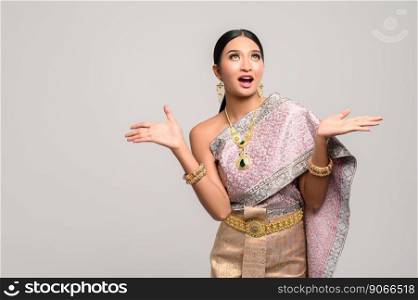 women wear Thai clothes and open their hands on both sides.