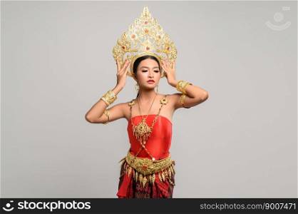 Women wearing Thai clothes and handles on the crown