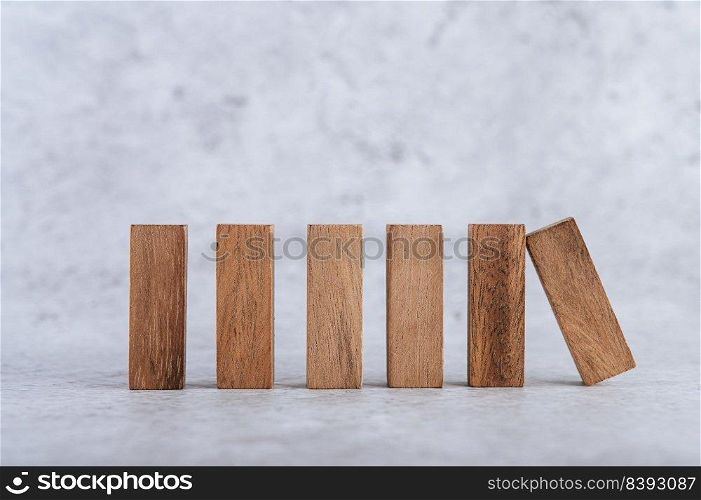 Wooden blocks, used for domino games, Arrange in rows