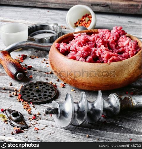 Wooden dish, with meat and parts of the disassembled grinder