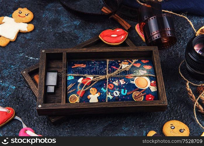 Wooden photo box with photo for Valentine&rsquo;s Day or Wedding Day. Decorated with gingerbreads. Romantic or love concept. Gingerbreads for Valentines Day on dark concrete background. Wooden photo box with photo for Valentine&rsquo;s Day or Wedding Day