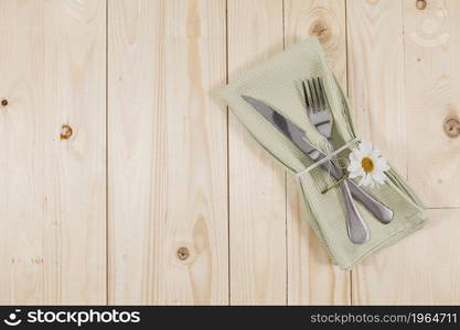 wooden surface with cutlery cute daisy. High resolution photo. wooden surface with cutlery cute daisy. High quality photo