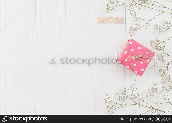 word mom with gift box flowers. High resolution photo. word mom with gift box flowers. High quality photo