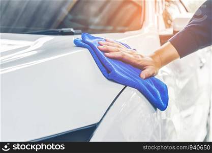 worker polishing car on a car wash