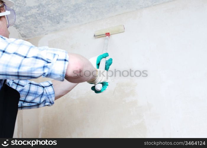 worker spends anchor roller on the wall