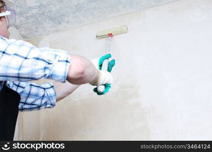 worker spends anchor roller on the wall