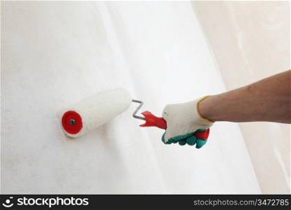 worker spends anchor roller on the wall