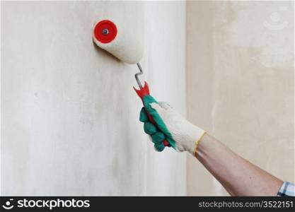 worker spends anchor roller on the wall