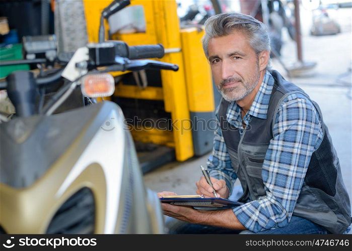 worker writing the estimate cost