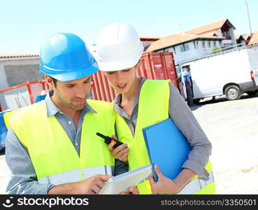 Workteam meeting on building site