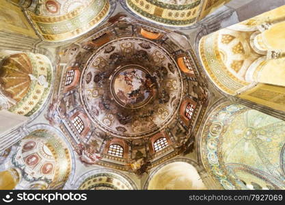 -&#x9;View of the great cupola decorated with 18th-century murals and surrounded by eight arches, part of the octagonal plant of the church