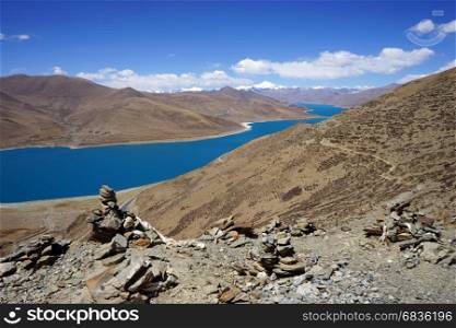 Yamdrok Lake and rocks in Tibet, China