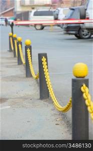 Yellow chain of an obstacle on columns abreast