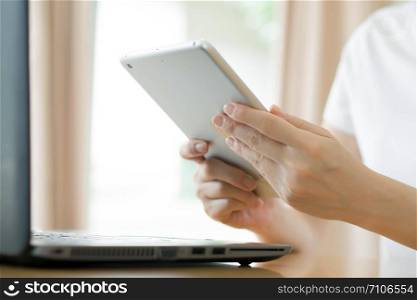 Young businesswoman using his tablet-pc, close up