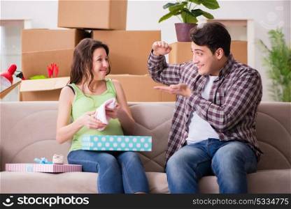 Young couple of man and pregnant wife with giftbox