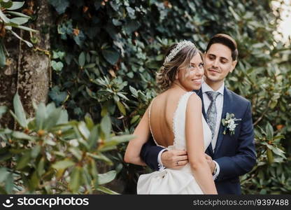 Young couple on their wedding day surrounded by nature. KEILA   RUB 