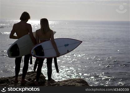 Young couple prepare to go surfing