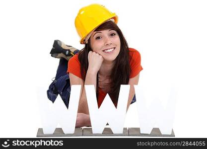young craftswoman posing behind a WWW symbol