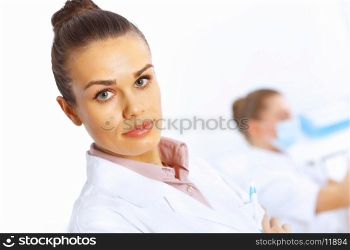 Young female doctor in white uniform with collegues on the background. WJ8lub0rrOd+80GyyoKMaK3P8nxq51Q0HxTmyg7xPc1UO9L49N6rSif+fHoS8/M+oPTGG92kEWkeumunTUvQXjqWeXJPiBQnzt23bDHEKX2FjjYRrdgdiGnzi63BZm/Wd/nmmL/muQkNqcZtk8l/s2N8UFqJSJ4KCtcOqDOaGY2gaAoQn1u4ZWQ/dYEvcIeHCgx/lG5CZQ7C+MEmTHRj3cm//yl3CMTLy7qpToEei/UL6+rT09zAoPVRyNoVCK1hDLhEEwAY44zdY0ekaWId85E09YclzFNKW7xn9F4Xrab1n8ZXcaaOHpsZEuVcuaU9iEz2KXHXrYnFblHXOwUj0Ej8lr8pF0BIGVbb5/Nw4jgFbDK/v/ZZPg==