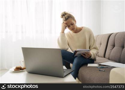 young girl paying attention online class 3