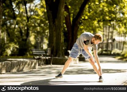 Young man workout in the autumn park