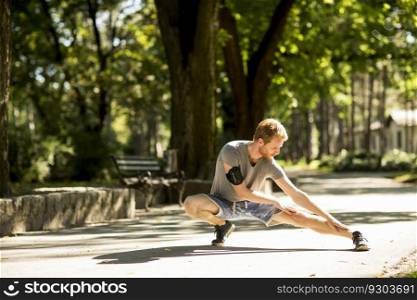 Young man workout in the autumn park