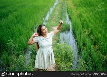 Young woman hapπly in a green field at sunny day. Happy, hea<h, travel, lifesty≤concept.